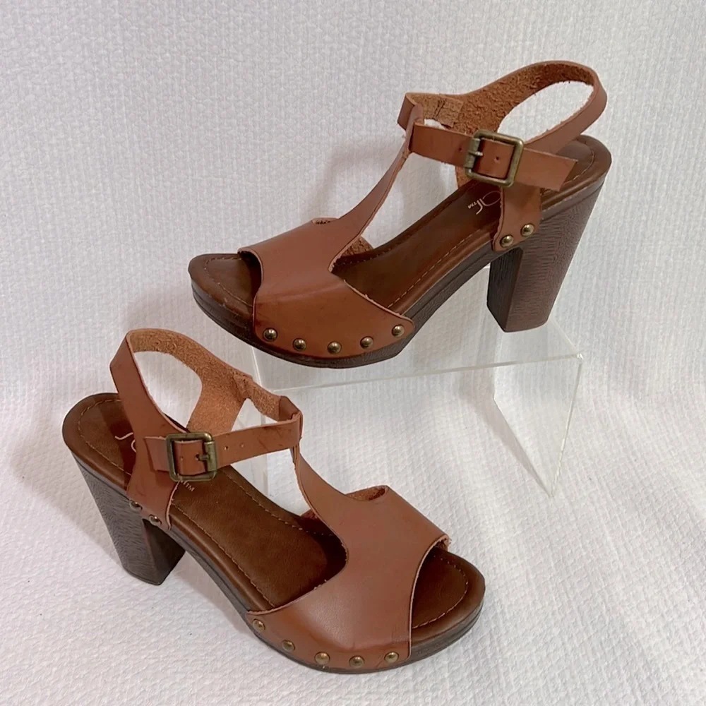 Sugar Quele Brown Vegan Leather Brass Studded Block Faux Wood Heeled Sandals 6.5